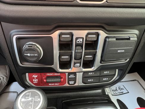 Used 2024 Jeep Wrangler Unlimited Rubicon 4xe AWD/4WD image 18
