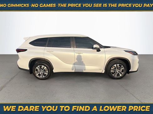 Used 2025 Toyota Highlander XLE AWD/4WD image 3