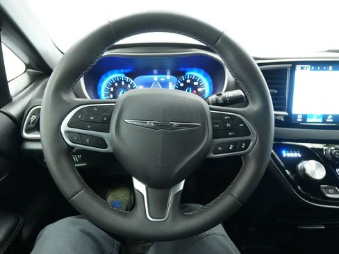 Used 2025 Chrysler Pacifica Select FWD image 41