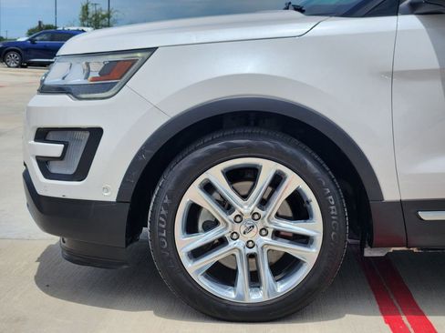 Used 2017 Ford Explorer Limited w/ Equipment Group 301A FWD image 7