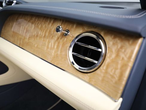 New 2025 Bentley Bentayga Extended Wheelbase image 34