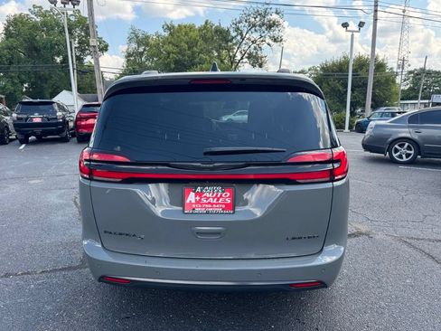 Used 2025 Chrysler Pacifica Limited FWD image 7