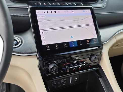 Used 2024 Jeep Grand Cherokee Limited image 7