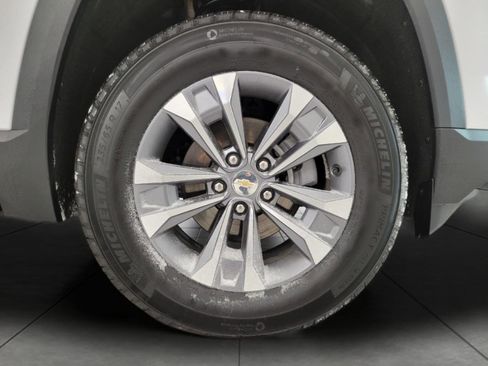 Used 2025 Chevrolet Equinox LT w/ Safety and Technology Package image 3