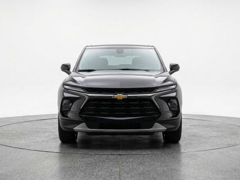 Used 2025 Chevrolet Blazer LT FWD image 2