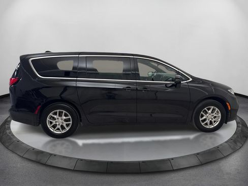 Used 2025 Chrysler Pacifica Select FWD image 4