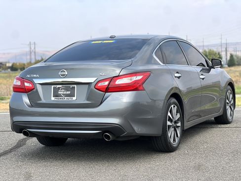 Used 2017 Nissan Altima 2.5 SL w/ Moonroof Package image 6