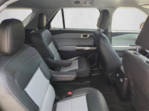 Used 2022 Ford Explorer XLT w/ Equipment Group 202A AWD/4WD image 16