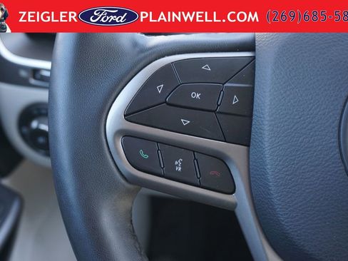 Used 2021 Jeep Cherokee Latitude Plus AWD/4WD image 23