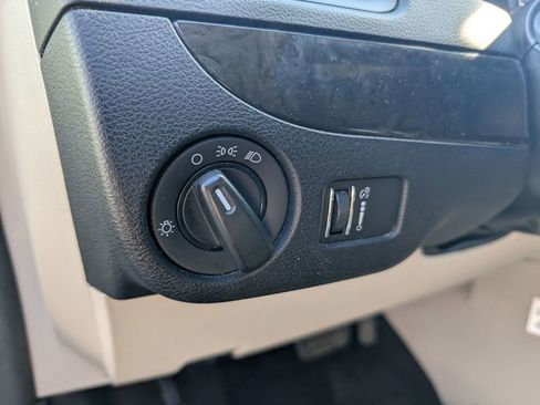 Used 2019 Dodge Grand Caravan SE w/ UConnect Hands-Free Group image 15
