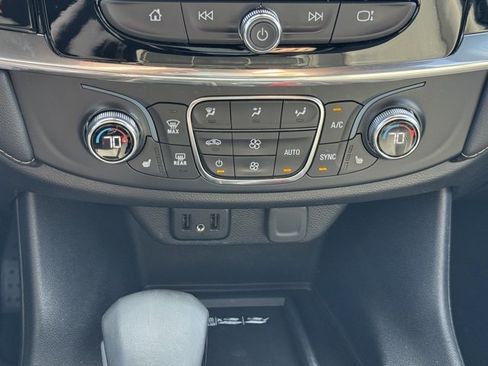 Used 2023 Chevrolet Traverse LT image 28