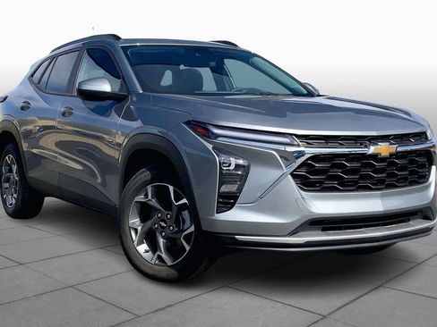 Used 2025 Chevrolet Trax LT w/ LT Convenience Package image 2