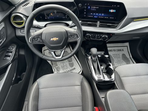 Used 2025 Chevrolet Trax LT w/ Driver Confidence Package FWD image 22