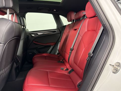 Certified 2025 Porsche Macan AWD/4WD image 24
