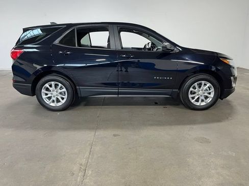 Used 2021 Chevrolet Equinox LS w/ LS Convenience Package AWD/4WD image 2
