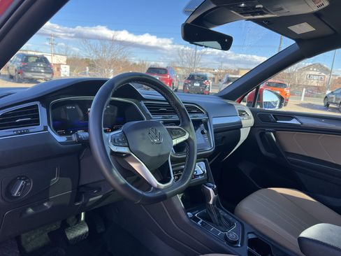 Used 2024 Volkswagen Tiguan SE w/ Panoramic Sunroof Package image 26