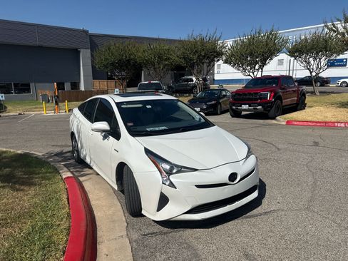 Used 2016 Toyota Prius Four w/ Advanced Technology Package FWD image 4