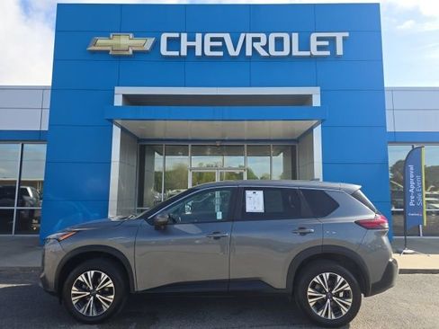 Used 2023 Nissan Rogue SV image 2