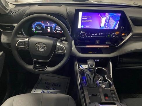 New 2026 Toyota Highlander Platinum image 17