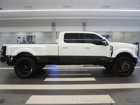 Used 2025 Ford F450 King Ranch w/ FX4 Off-Road Package image 2