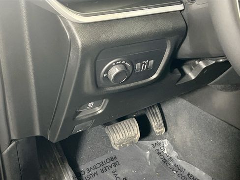 Used 2023 Jeep Grand Cherokee Altitude AWD/4WD image 10