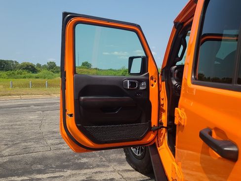 Used 2025 Jeep Wrangler Unlimited Rubicon AWD/4WD image 12