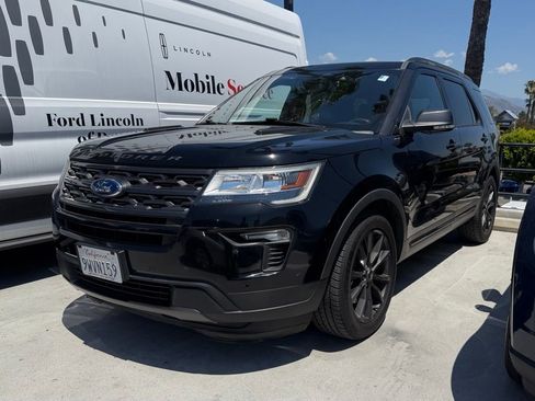 Used 2018 Ford Explorer XLT FWD image 3