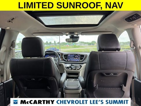 Used 2023 Chrysler Pacifica Limited FWD image 36