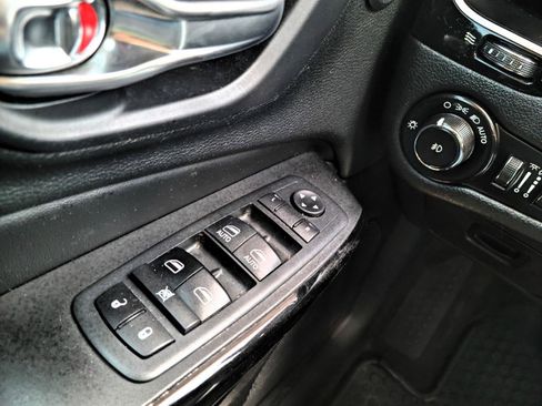 Used 2020 Jeep Cherokee Latitude Plus AWD/4WD image 11