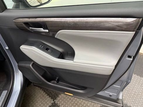 Used 2024 Toyota Highlander Limited image 32