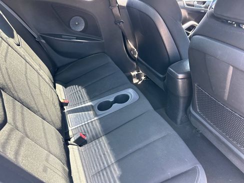 Used 2017 Hyundai Veloster FWD image 14