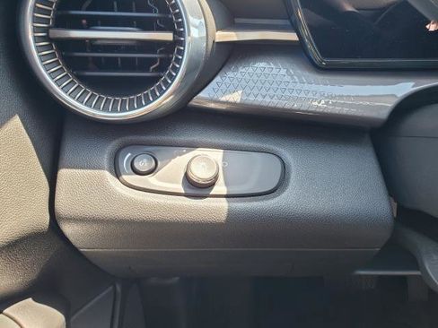 Used 2025 Chevrolet Trax ACTIV w/ Sunroof Package image 13