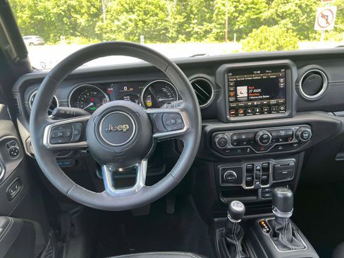 Used 2023 Jeep Wrangler Unlimited Sahara w/ Cold Weather Group AWD/4WD image 28