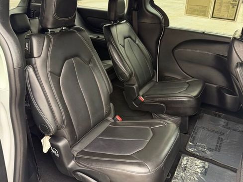 Used 2025 Chrysler Pacifica Select image 45