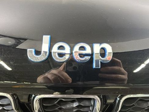 Used 2023 Jeep Grand Cherokee Overland w/ Luxury Tech Group IV AWD/4WD image 8