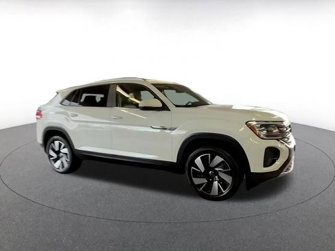 Used 2025 Volkswagen Atlas Cross Sport SE image 2