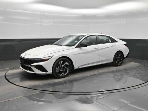 Used 2025 Hyundai Elantra SEL FWD image 4