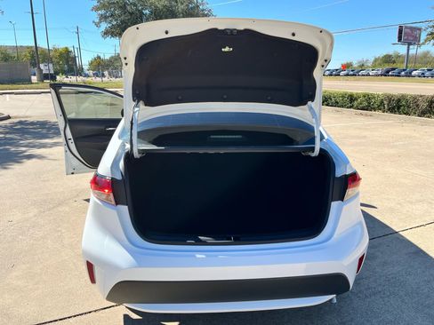 Used 2021 Toyota Corolla LE image 7