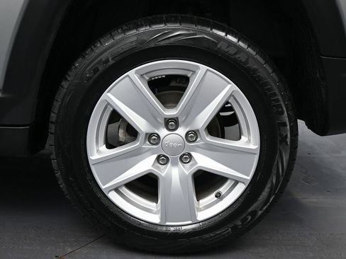 Used 2022 Jeep Compass Latitude image 12