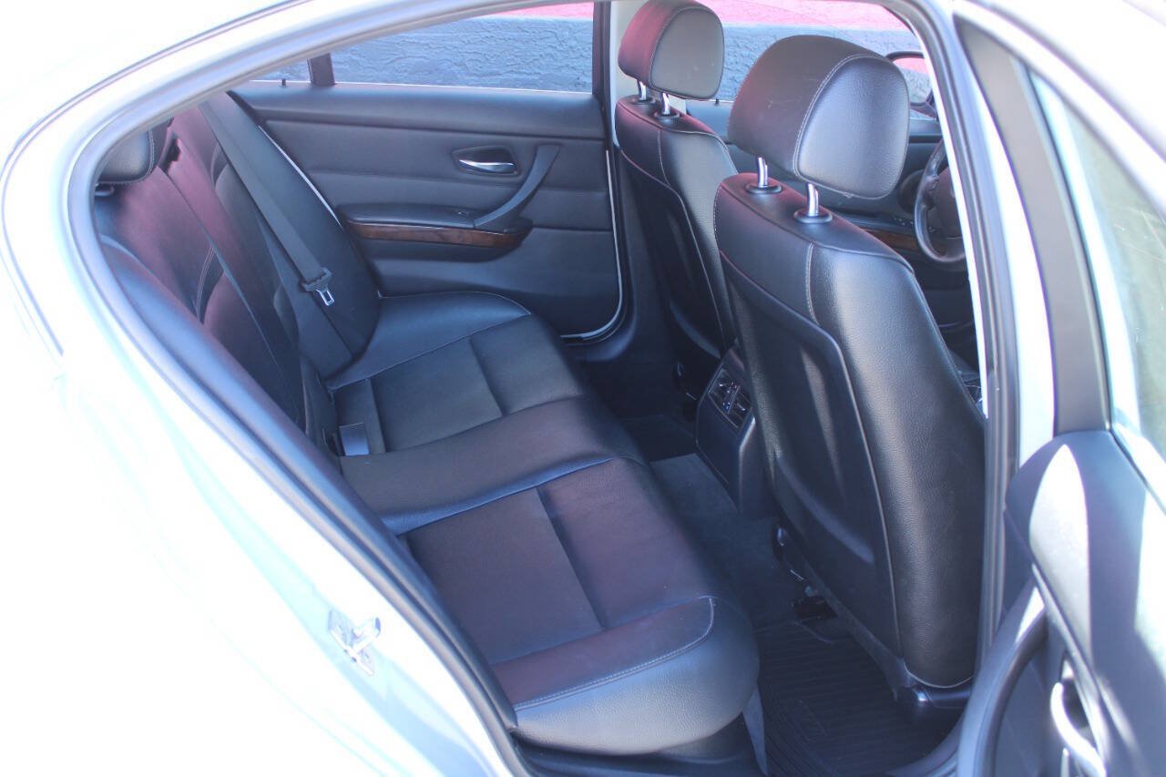 Used 2011 BMW 335i xDrive Sedan AWD/4WD image 18