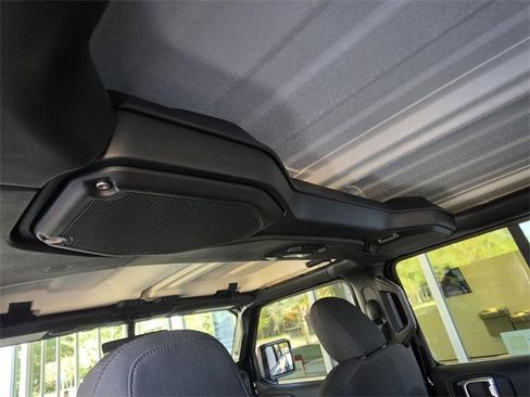 Used 2020 Jeep Gladiator Overland image 11