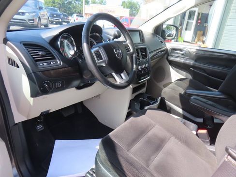 Used 2016 Dodge Grand Caravan SXT w/ Quick Order Package 29G SXT FWD image 11