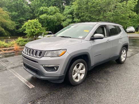 Used 2019 Jeep Compass Latitude FWD image 2