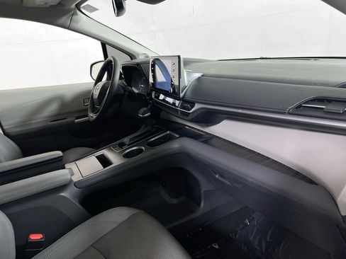 Used 2022 Toyota Sienna Limited image 31
