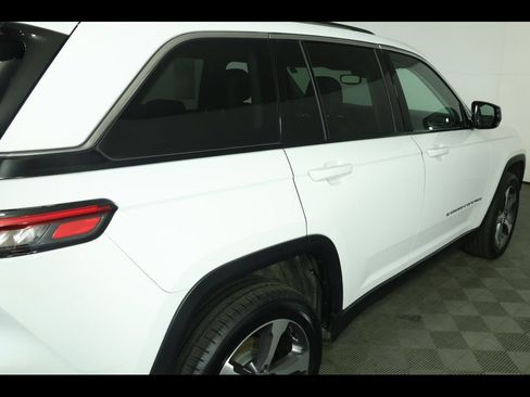 Used 2023 Jeep Grand Cherokee Limited AWD/4WD image 18