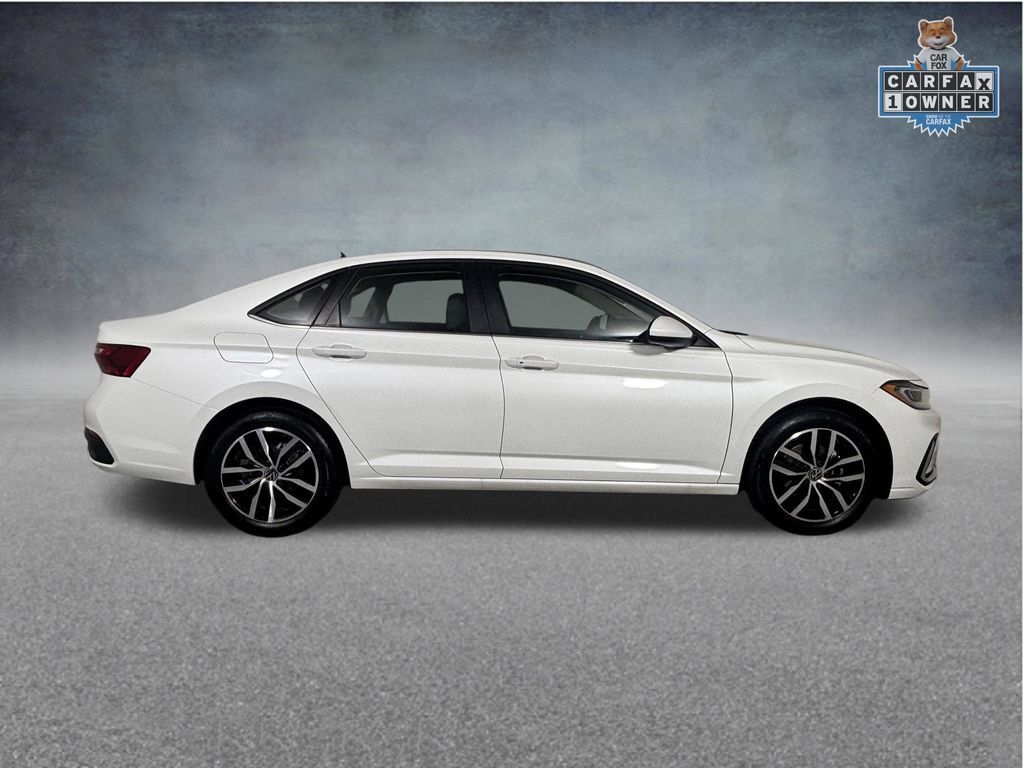 Used 2026 Volkswagen Jetta SE FWD image 10