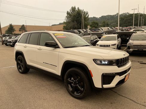 Used 2026 Jeep Grand Cherokee Limited w/ Limited Altitude Package AWD/4WD image 6