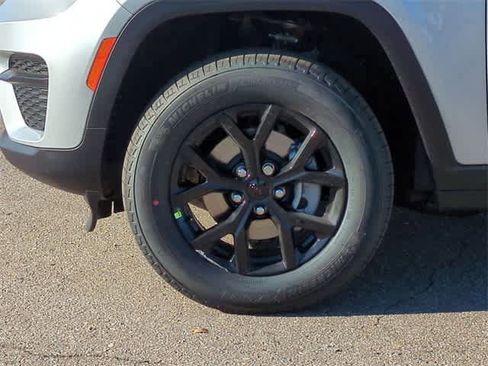 New 2025 Jeep Grand Cherokee Altitude image 13