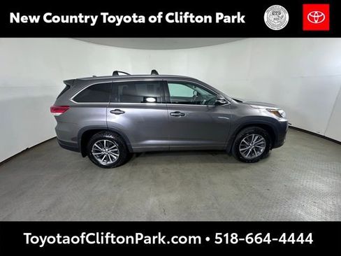 Used 2018 Toyota Highlander XLE AWD/4WD image 2