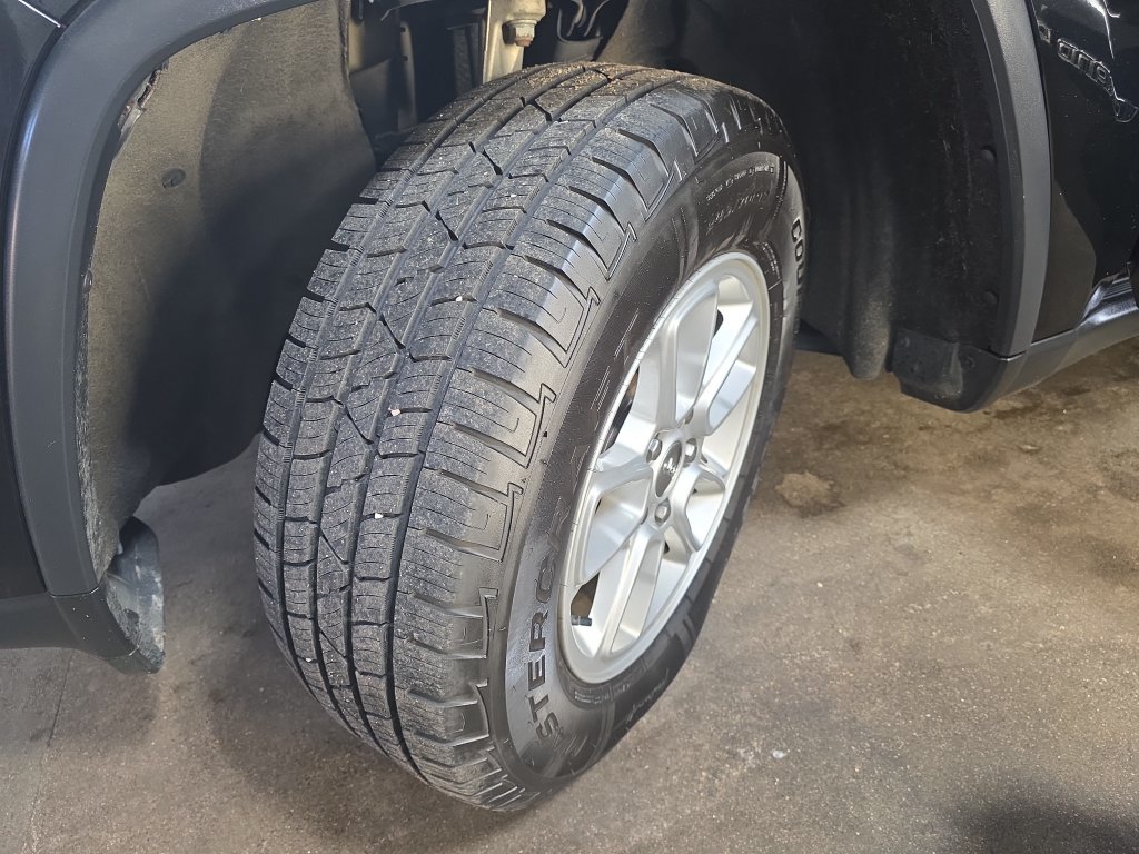 Used 2020 Jeep Grand Cherokee Laredo AWD/4WD image 30